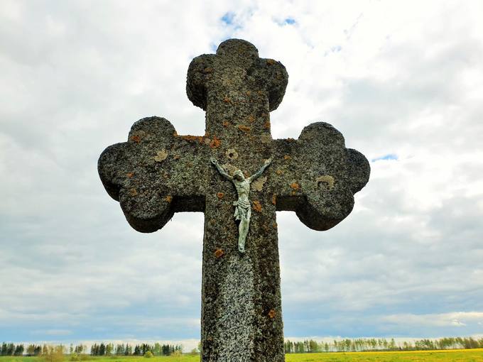 Vyskupo Kazimiero Paltaroko tėviškės kryžiaus fragmentas. Tomos Mikalajūnaitės nuotrauka, 2020